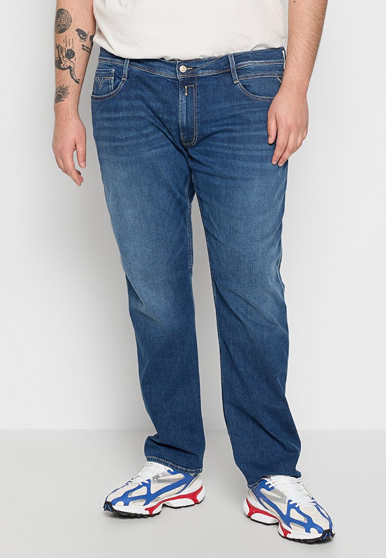 Blauwe denim jeans met een rechte snit, voorzien van een klassiek vijf-pocket ontwerp, lichte vervaging en gele stiksels op de naden.