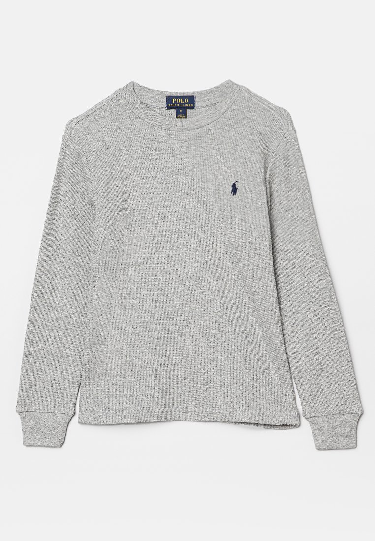 Chemise à manches longues en tricot gaufré gris clair avec col rond et petit logo Polo Ralph Lauren bleu marine sur la poitrine gauche.