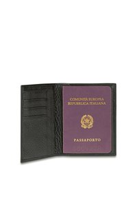 Porta passaporto in pelle nera con finitura testurizzata, che contiene un passaporto viola con scritte dorate, incluso "PASSAPORTO" ed emblema.