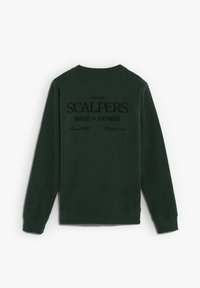 Sudadera de color verde oscuro de manga larga con texto impreso en negro "SCALPERS House of Antiques" en la parte trasera.