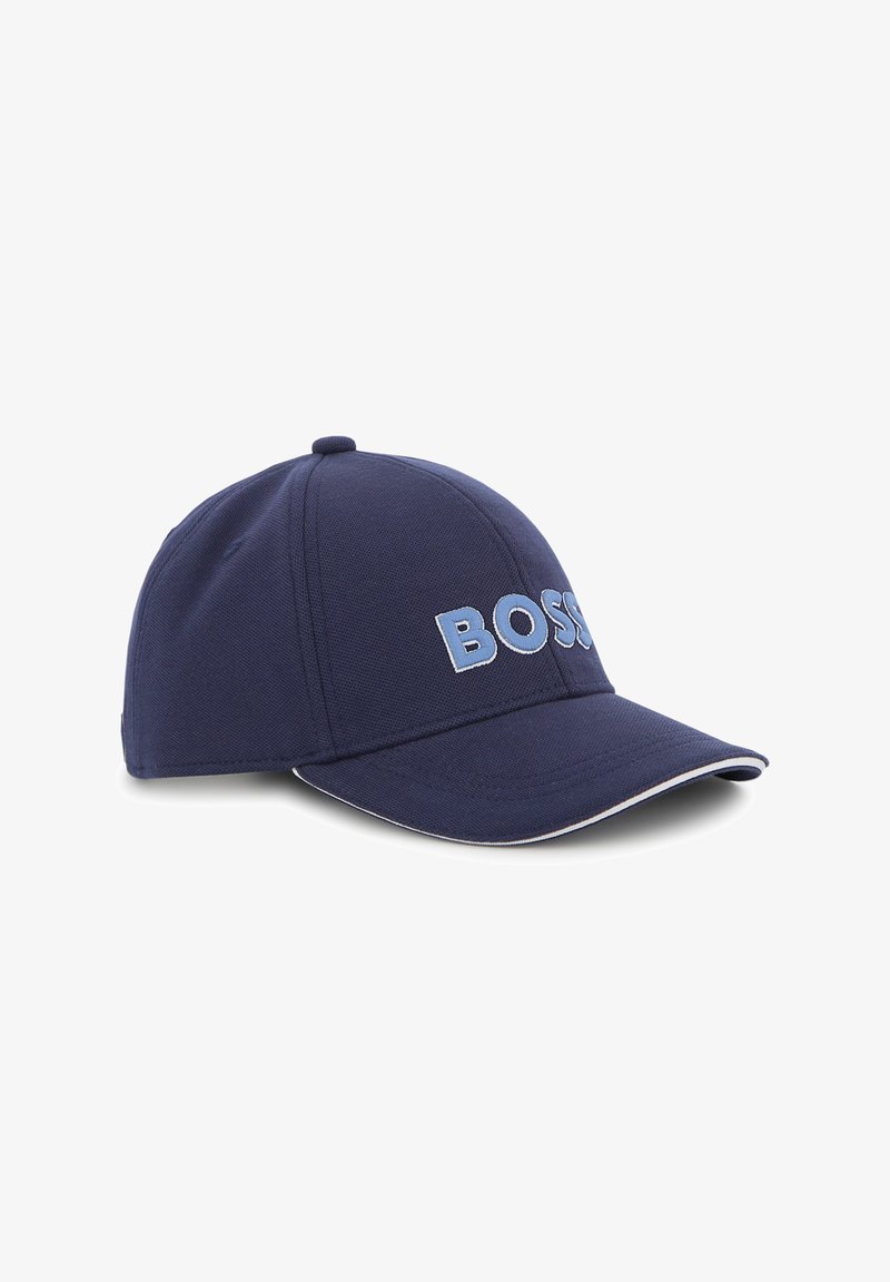 Casquette bleu marine en tissu texturé, avec le texte brodé "BOSS" en bleu clair, et une bordure blanche contrastante le long de la visière.