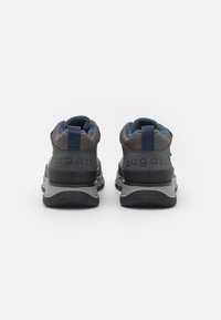 Černé a šedé vysoké tenisky s texturovaným povrchem, vybavené polstrovaným límcem a modrým akcentem na vnitřní podšívce.