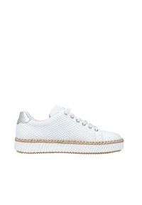 Witte geperforeerde leren sneaker met een zilveren accent op de hak en een dikke witte zool met een gevlochten jute patroon.