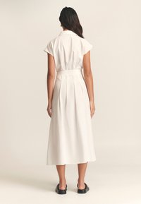 ST MRLO HAVEN - Paitamekko - white
