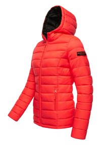 Giacca imbottita rossa con cappuccio, dotata di chiusura frontale con zip, tasche laterali e una fodera interna nera; include un patch con il logo sul braccio.