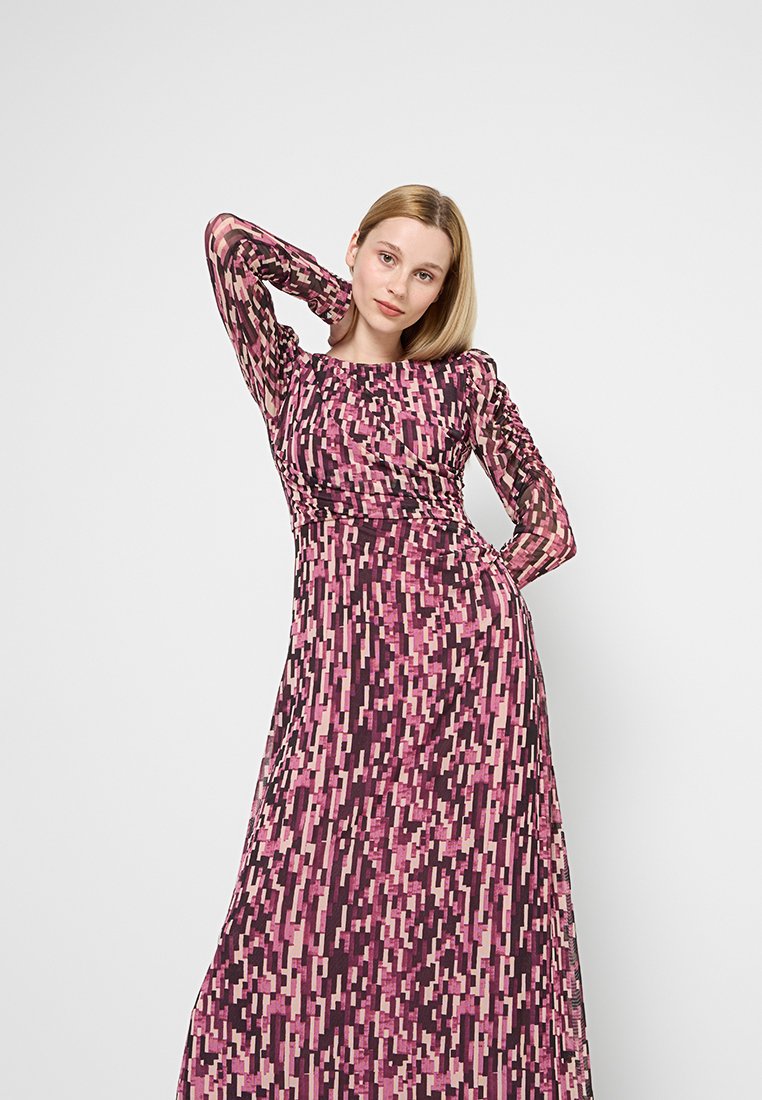 Abito lungo con un motivo a pixel multicolore che presenta sfumature di rosa e viola. Maniche lunghe trasparenti; corpino aderente e gonna fluida.