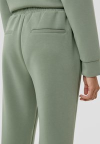 s.Oliver REGULAR AUS SCUBA - Jogginghose - salbeigrün