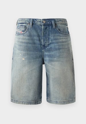 Lys blå denimshorts med klassisk fem-lommers design, synlig søm og subtil falming med små slitasjer nær kanten.
