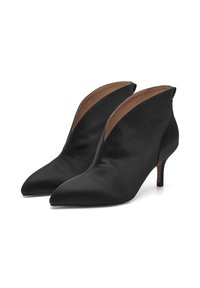 Stivali alla caviglia in satin nero con punta affusolata, tacco stiletto basso e design aperto sui lati. Presentano una superficie liscia e un'interno marrone.