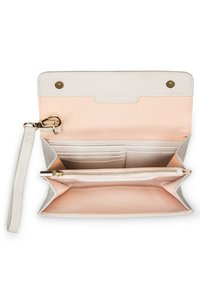 Witte leren portemonnee met een zachtroze interieur, voorzien van meerdere kaartsleuven, een ritscompartiment en een afneembare polsband.