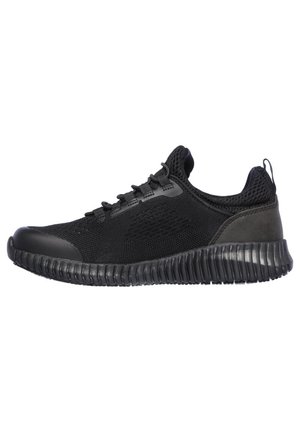 Schwarze Sportschuhe mit einem atmungsaktiven Mesh-Obermaterial, verstärktem Zehenbereich und einer strukturierten Sohle mit tiefen Rillen für besseren Halt.