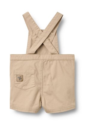 Pantaloncini beige per bambini piccoli con bretelle incrociate e una piccola tasca posteriore con toppa logo cucita.