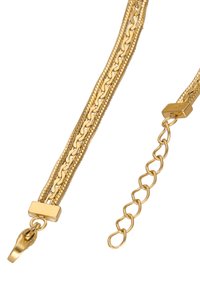 Gouden metalen kettingarmband met gestructureerde schakels en een rechthoekige sluiting. Voorzien van een verstelbare verlengketting voor maataanpassing.