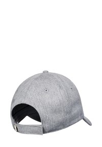 Casquette de baseball en tissu gris clair vue de dos avec sangle réglable et œillets de ventilation sur fond blanc.