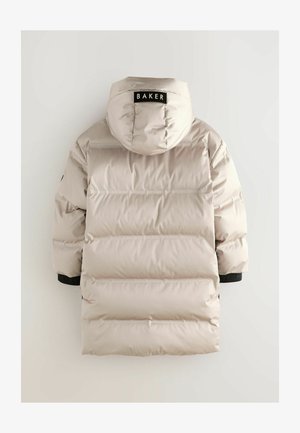 Giacca puffer beige chiaro con cappuccio, caratterizzata da un design trapuntato, dettagli neri sulle maniche e un'etichetta con la scritta "BAKER" sul retro.