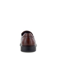 Zapatos de cuero marrón con un acabado suave, con puntera redonda y detalles de costura sutiles, montados sobre una suela de goma negra.