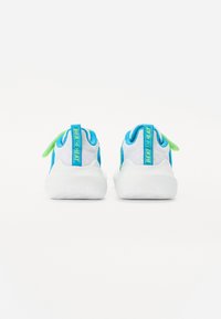 Baskets de sport blanches avec des accents bleus et des lacets verts. Caractéristiques d'une tige en maille texturée et d'un talon arrière rembourré avec une étiquette de marque.