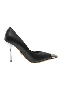 Escarpin noir à talon haut avec embout métallique argenté pointu et talon aigu en métal argenté élancé, tige en cuir, vue de profil sur fond blanc.