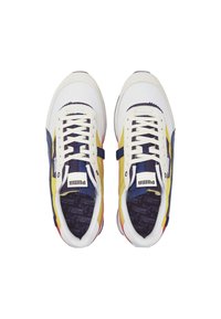 Vita sneakers med gula, blå och röda accenter. Har en strukturerad tygyta, snörning framtill och en strukturerad innersula med logomönster.