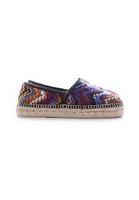 Zapato espadrille colorido con suela de yute trenzado, featuring un upper de tela tejida multicolor en patrones morados, naranjas y negros.