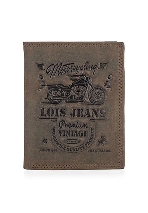 Cartera de cuero marrón con diseño de motocicleta en relieve, texto "Motocycling" y marca "Lois Jeans". Textura suave con esquinas redondeadas.