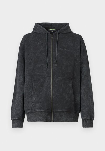 Μαύρη φούτερ ζακέτα με φερμουάρ και κορδόνια, μπροστινές τσέπες και διακριτό λογότυπο "Les Benjamins" στο αριστερό μέρος του στήθους.