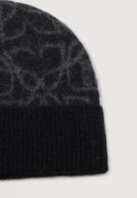 Beanie in lana nera con un motivo testurizzato grigio. Presenta un risvolto a coste e un'esterno morbido e peloso. Design con parte superiore arrotondata.