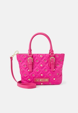 Sac à main matelassé rose vif avec clous dorés en forme de cœur et d’étoile, double anse, bandoulière amovible et étiquette "Love Moschino".