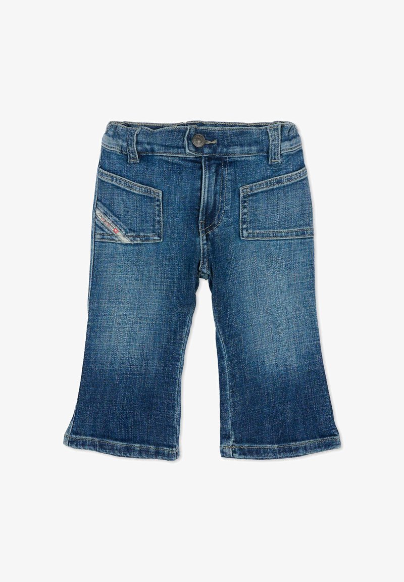 Short en jean avec un lavage bleu moyen, doté d'une fermeture à bouton, de cinq poches et d'un léger effilochage à l'ourlet, coupe décontractée.