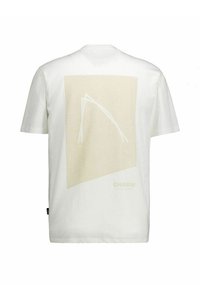 Bela majica s bež topografskim zemljevidom in abstraktno obliko na hrbtni strani, z napisom "CHASIN'" blizu spodnjega desnega roba.