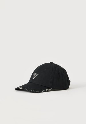Casquette de baseball noire avec un petit logo triangulaire Guess sur le devant et une face inférieure du bord de la visière noire et blanche à motifs.