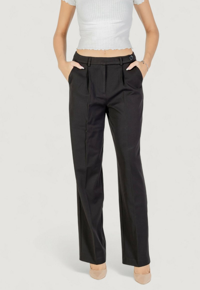 Pantaloni neri su misura con pince, tasche laterali e una texture liscia. Presentano una vita aderente con chiusura a bottone.