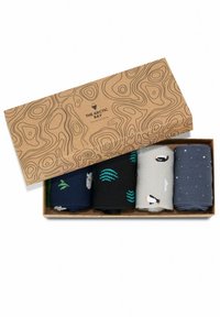 Juego de cuatro pares de calcetines: varios colores que incluyen azul marino, negro y gris; con patrones de animales y olas; almacenados en una caja de cartón marrón con un diseño de líneas.