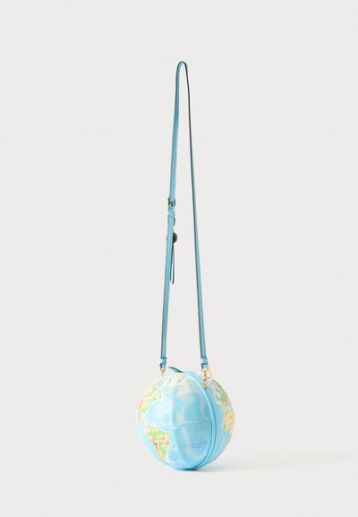 Bolsa de crossbody redonda projetada como um globo, com alça azul ajustável mostrando continentes e oceanos.