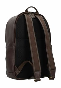 Sac à dos en cuir marron avec une surface texturée, dos en maille noire rembourrée, fermeture à double zip et bretelles réglables. Comprend des poches latérales.