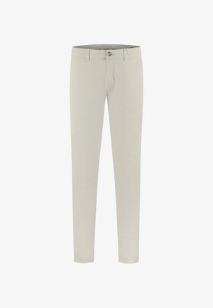 Pantaloni chino beige slim fit con chiusura a bottone e zip, passanti per cintura e gambe dritte, mostrati distesi su sfondo bianco.