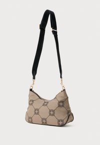 Beige canvas skuldertaske med blomstermotiv, sort kant og justerbar sort rem. Har hardware i guldton og lynlåslukning.
