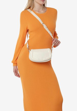 Borsa a tracolla bianca realizzata in materiale morbido, caratterizzata da una forma curva, cuciture sottili e una tracolla removibile.