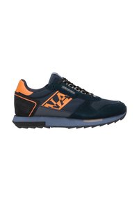 Sneaker sportivo blu navy e arancione con tomaia in suede e mesh, dettagli testurizzati, colletto imbottito e suola in gomma con battistrada.