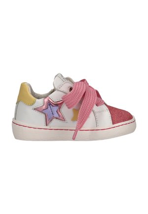 Sneaker bianca per bambini con punta glitter rosa, lacci spessi rosa, tacco giallo e toppe a forma di stella viola e gialle sul lato.