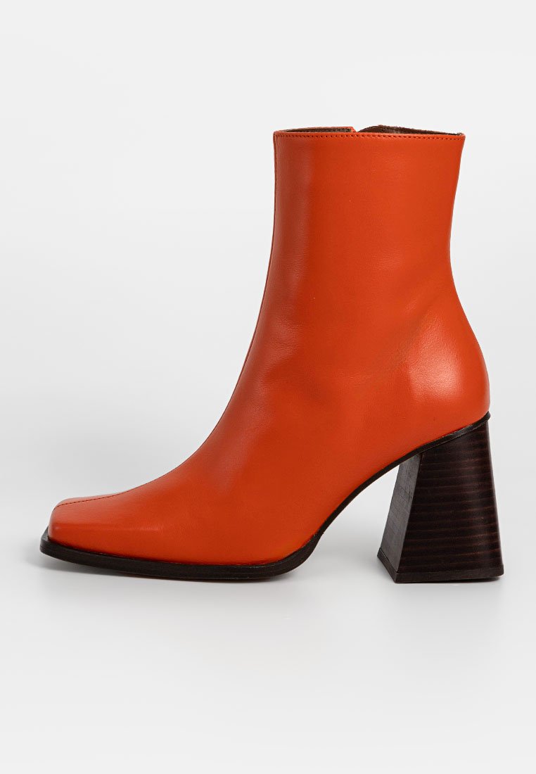 ALOHAS Enkellaarsjes met hoge hak oranje ALOHAS Enkellaarsjes met hoge hak oranje