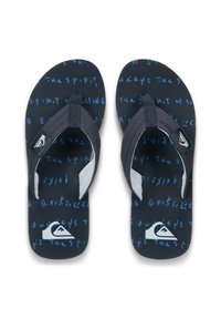 Μαύρα σαγιονάρες με υφή στη σόλα που φέρει μπλε κείμενο. Οι λουριά είναι σκούρο γκρι με λευκές λεπτομέρειες και λογότυπο στην εξωτερική πλευρά.