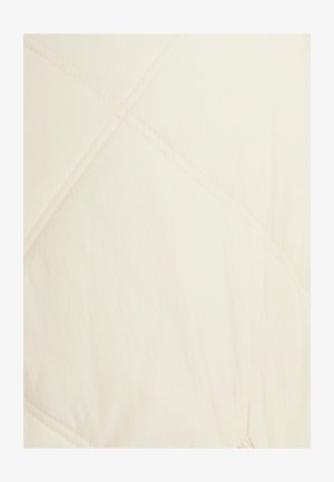 Coperta di colore crema trapuntata caratterizzata da una texture liscia, un motivo di cuciture diagonali e angoli arrotondati per una finitura morbida.