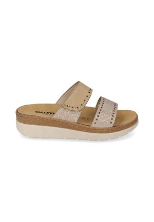 Beige instapsandaal met twee verstelbare bandjes, getextureerd bovenwerk, gevoerde kurken tussenzool en een witte rubberen buitenzool voor comfort en ondersteuning.