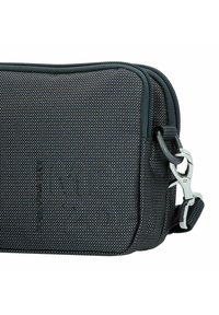 Bolsa con cremallera negra de patrón y textura 3D, que cuenta con un gancho plateado y costuras reforzadas, diseño estructurado y forma compacta.