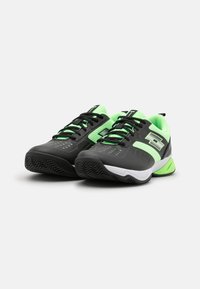 Pantofi sport negri și verzi neon cu un superior texturat, accente contrastante și o talpă albă. Prezintă un design cu șireturi și un model de aderență.