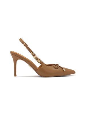 Scarpa con tacco alto a sfilacciato marrone chiaro con punta affusolata, in pelle liscia, con un fiocco decorativo in oro e cinturino regolabile.