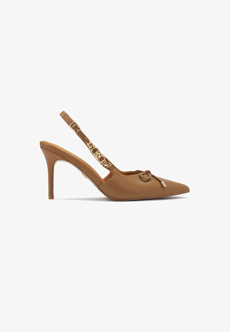Chaussure à talon haut et bride arriérée couleur tan avec un bout pointu, en cuir lisse, décorée d'un nœud avec des accents dorés et d'une bride ajustable.