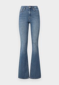 Jean évasé en denim bleu clair à taille haute, avec poches avant et coutures cousues, s'élargissant en forme de cloche de genou à l'ourlet.