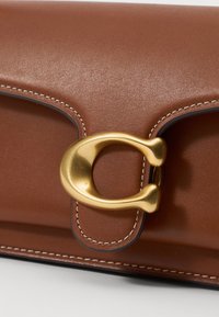COACH TABBY SHOULDER BAG 20 - Sac à main - tan